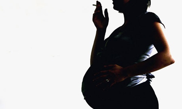 Pregnant-woman-smoking-007
