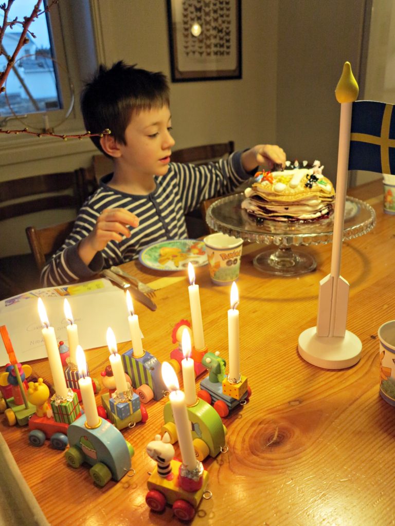 Pannkakstårta och födelsedagståg. 