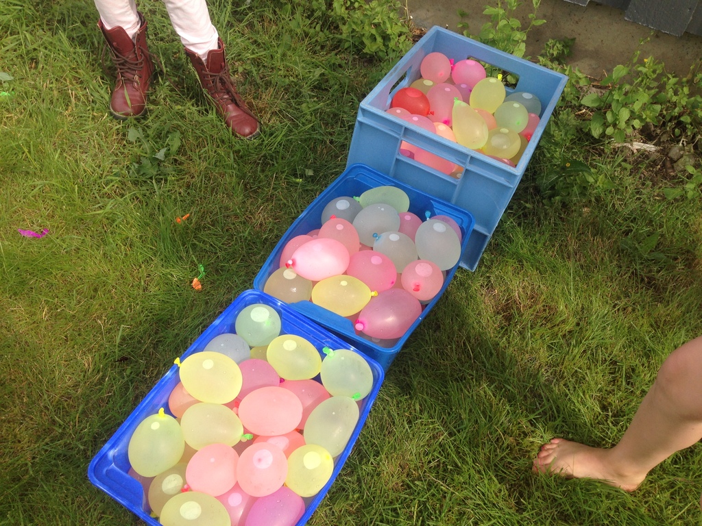 leka med vattenballonger