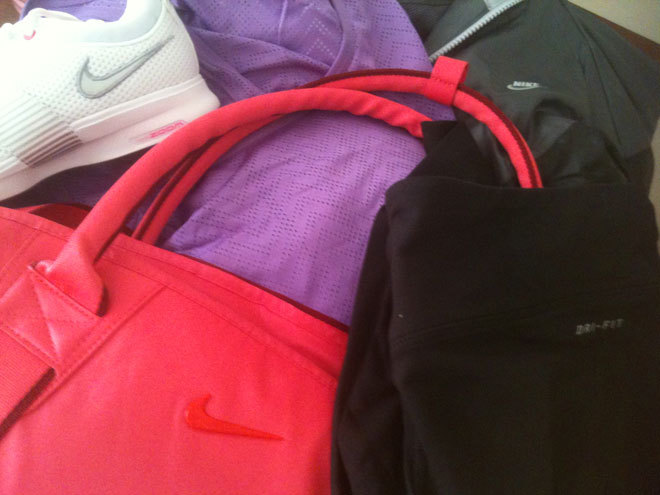 Nikekläder, skor och väska.