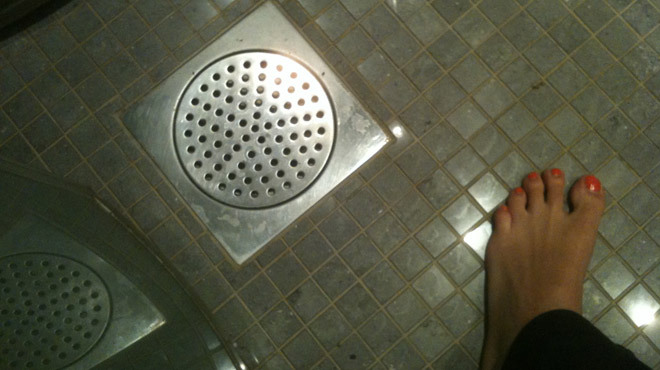 Nu har vi inte använt diskhon på ett dygn, så nu ligger det inget vatten kvar här i duschen.