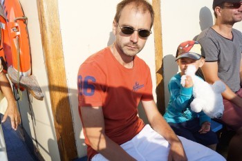 Thomas och Oscar på båten
